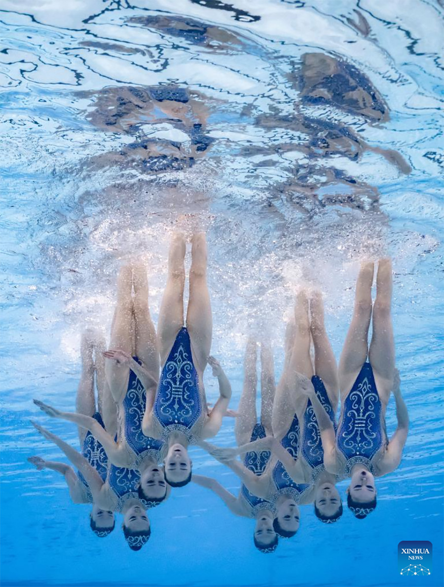 París 2024: Equipo de China compite durante la rutina libre por equipos de natación artística