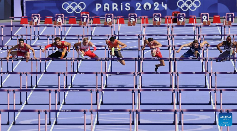 París 2024: Liu Junxi compite durante la serie de repesca de 110m vallas masculino de atletismo