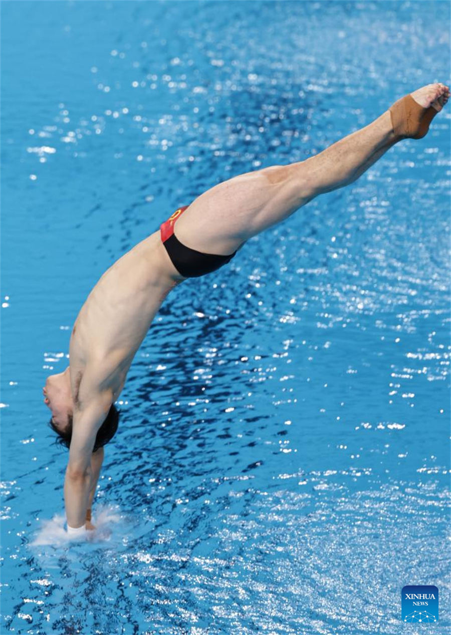 Xie Siyi de China defiende título de trampolín de 3 metros masculino en Juegos Olímpicos de París