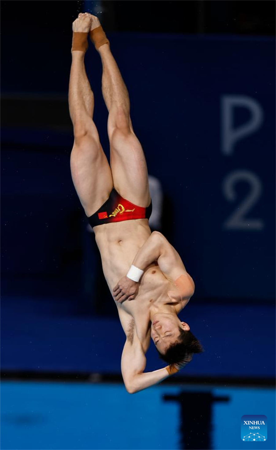 Xie Siyi de China defiende título de trampolín de 3 metros masculino en Juegos Olímpicos de París