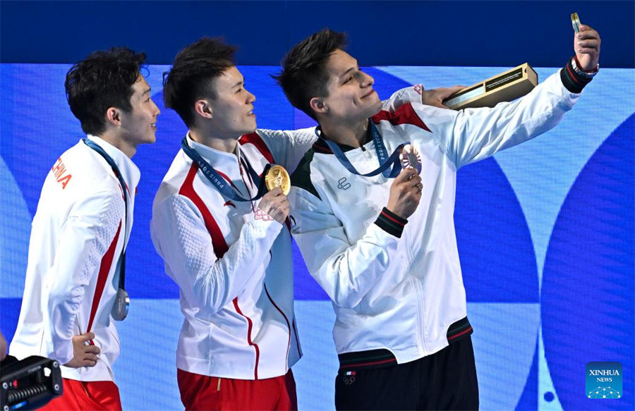 Xie Siyi de China defiende título de trampolín de 3 metros masculino en Juegos Olímpicos de París