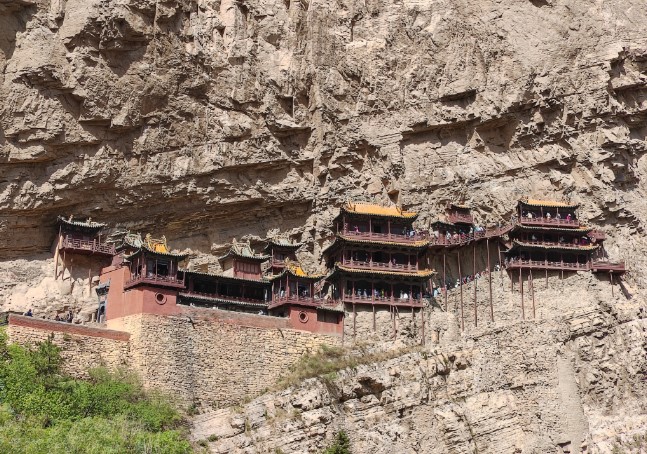 Templo de Xuankong en Hunyuan, ciudad de Datong, provincia de Shanxi, y una escena del videojuego "Black Myth: Wukong". (Fotos: Cuenta oficial de WeChat del Departamento de Cultura y Turismo de Shanxi)