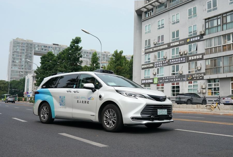 Un vehículo autónomo realiza pruebas de carretera en una zona de demostración de conducción autónoma en Yizhuang, en Beijing, la capital de China, el 19 de junio de 2024. (Xinhua/Zhang Chenlin)