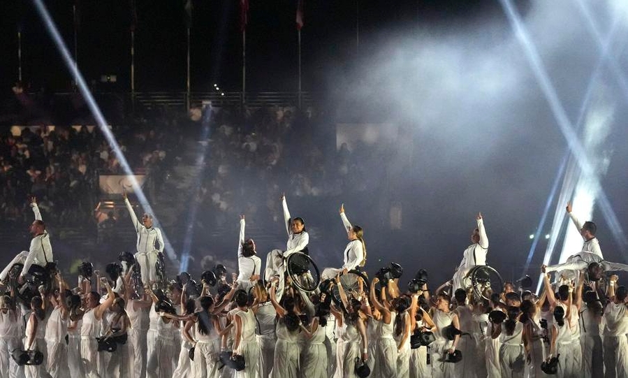 Artistas actúan durante la ceremonia de inauguración de los Juegos Paralímpicos de París 2024, en París, capital de Francia, el 28 de agosto de 2024. (Xinhua/Xing Guangli)