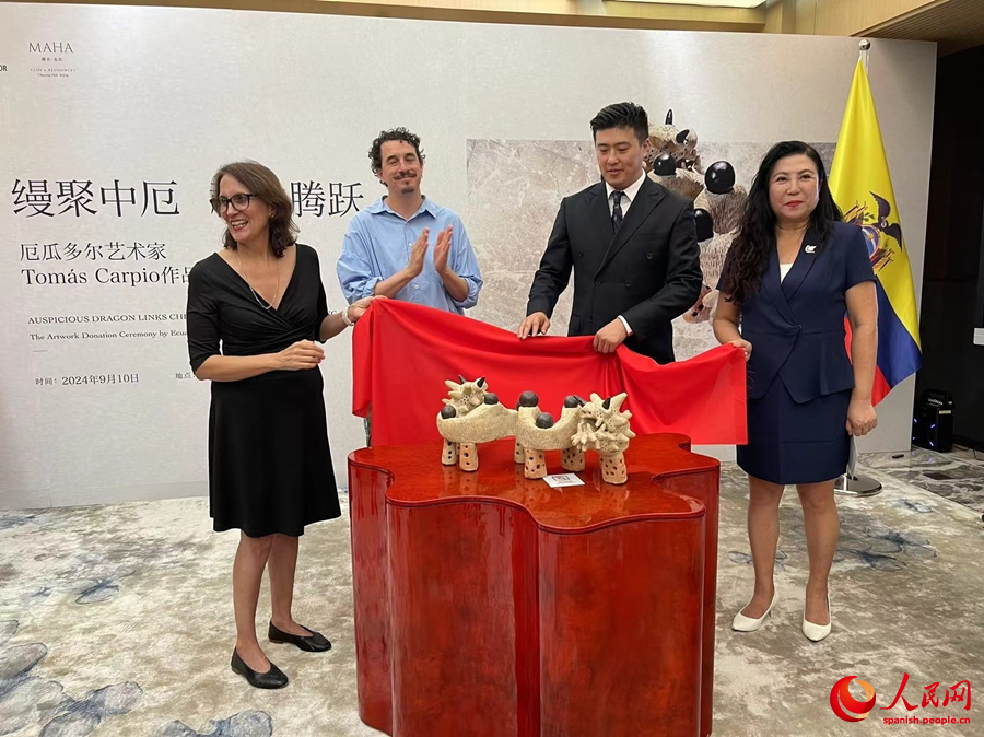 Ceremonia de entrega del Dragón auspicioso donado al Museo Maha por la Embajada de Ecuador, obra del artista ecuatoriano Tomás Carpio, Beijing, 10 de septiembre del 2024. (Foto: YAC)