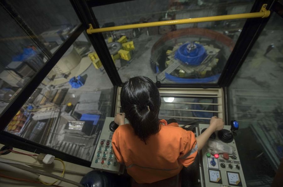 Imagen del 13 de abril de 2017 de una empleada china trabajando en un montacarga aéreo en la zona de la casa de máquinas del proyecto hidroeléctrico Minas San Francisco, en Sarayunga, en la provincia del Azuay, Ecuador. (Xinhua/Santiago Armas)