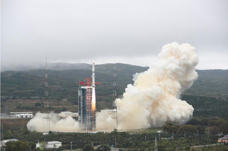 Un cohete portador Gran Marcha-2D, con seis satélites a bordo, despega desde el Centro de Lanzamiento de Satélites de Taiyuan, capital de la provincia septentrional china de Shanxi, el 20 de septiembre de 2024. (Xinhua/Zheng Taotao)   