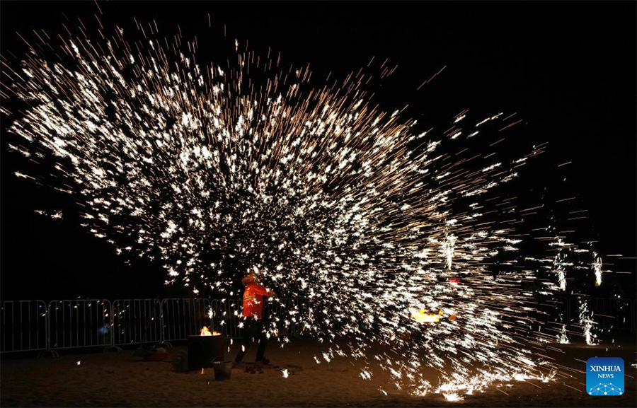 Artistas folclóricos lanzan hierro fundido para crear fuegos artificiales en Haiyang, Shandong