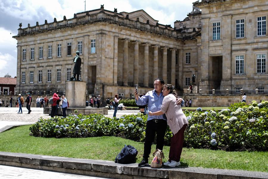 Una pareja se toma una fotografía en la Plaza Nú?ez en Bogotá, Colombia, el 12 de agosto de 2022. (Xinhua/Jhon Paz)