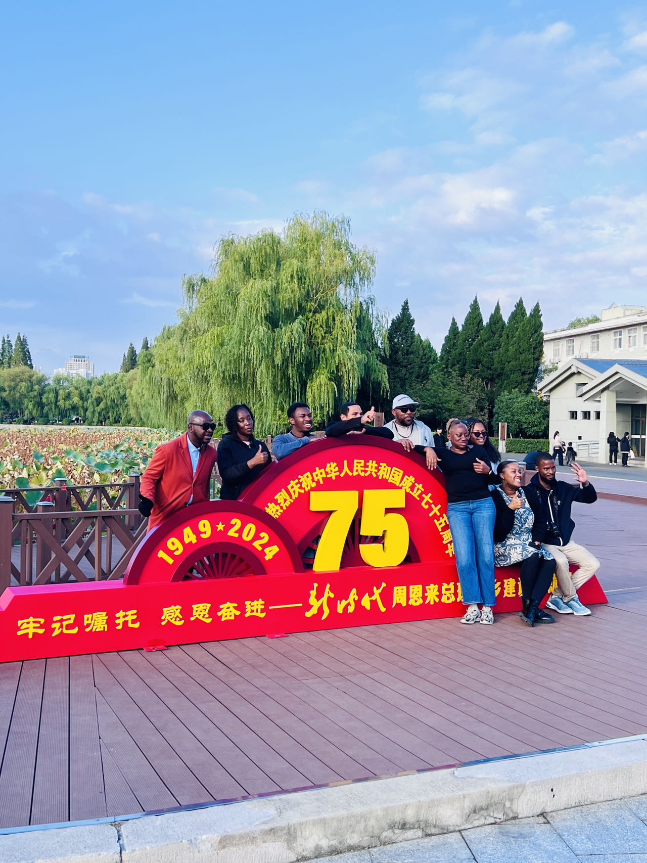 Periodistas extranjeros visitan el Museo Conmemorativo de Zhou Enlai en la ciudad de Huai'an, provincia de Jiangsu, el 20 de octubre de 2024. Foto por álvaro Lago Sánchez, Diario del Pueblo digital. 