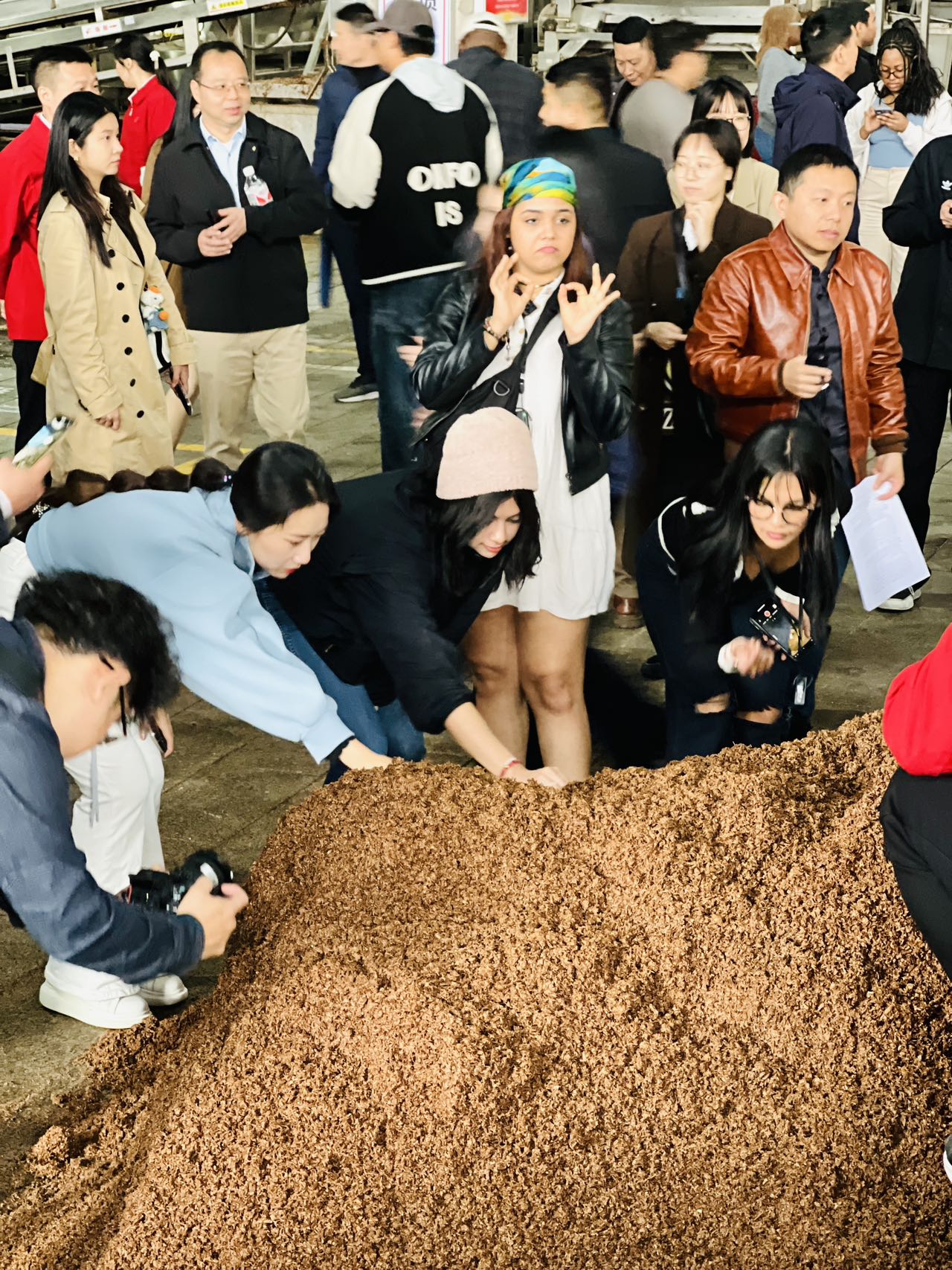 Periodistas extranjeros descubren la tradición del baijiu chino en una visita a la sede del licor chino King’s Luck