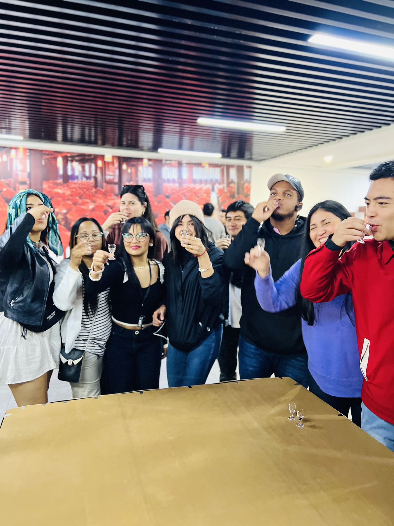 Periodistas extranjeros descubren la tradición del baijiu chino en una visita a la sede del licor chino King’s Luck