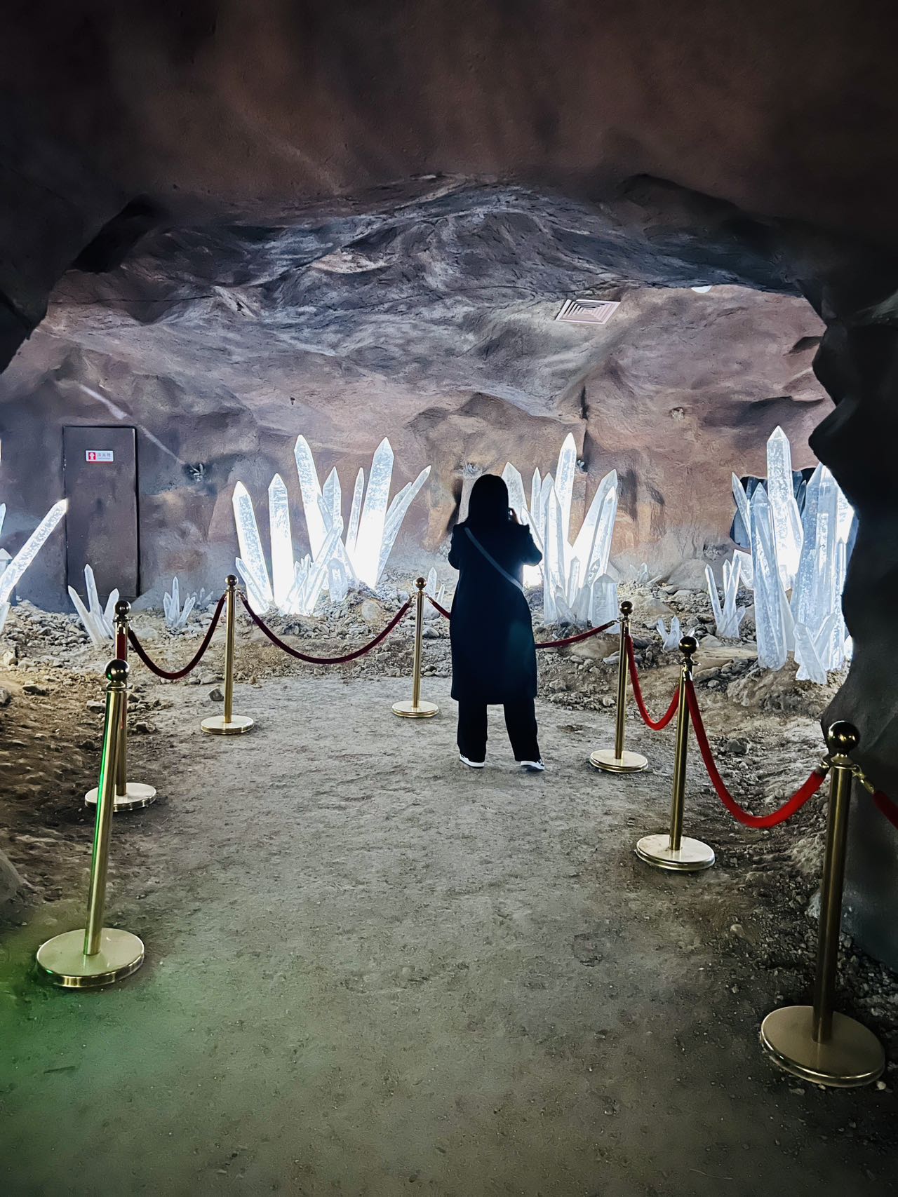 Delegación de periodistas extranjeros visita el Museo del Cristal de Donghai y explora la artesanía local