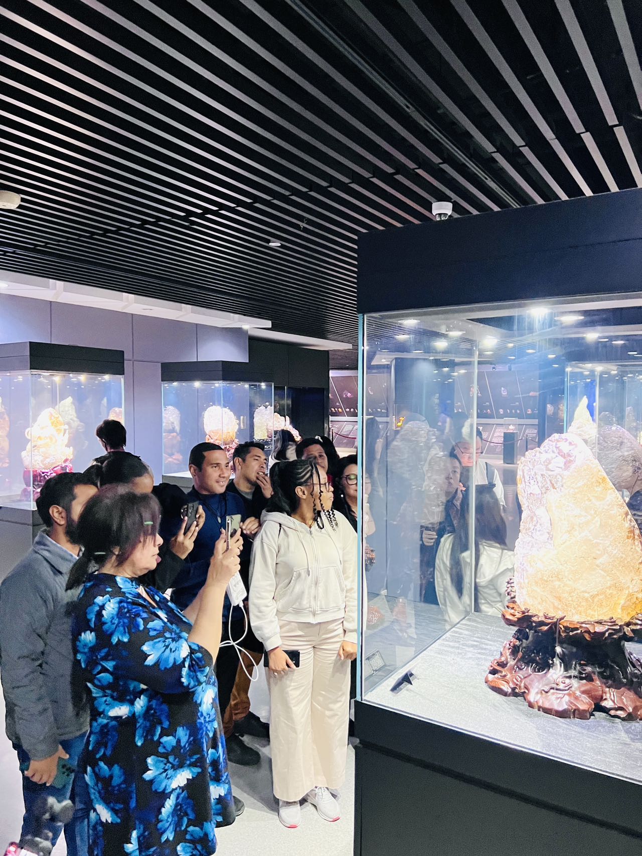 Delegación de periodistas extranjeros visita el Museo del Cristal de Donghai y explora la artesanía local