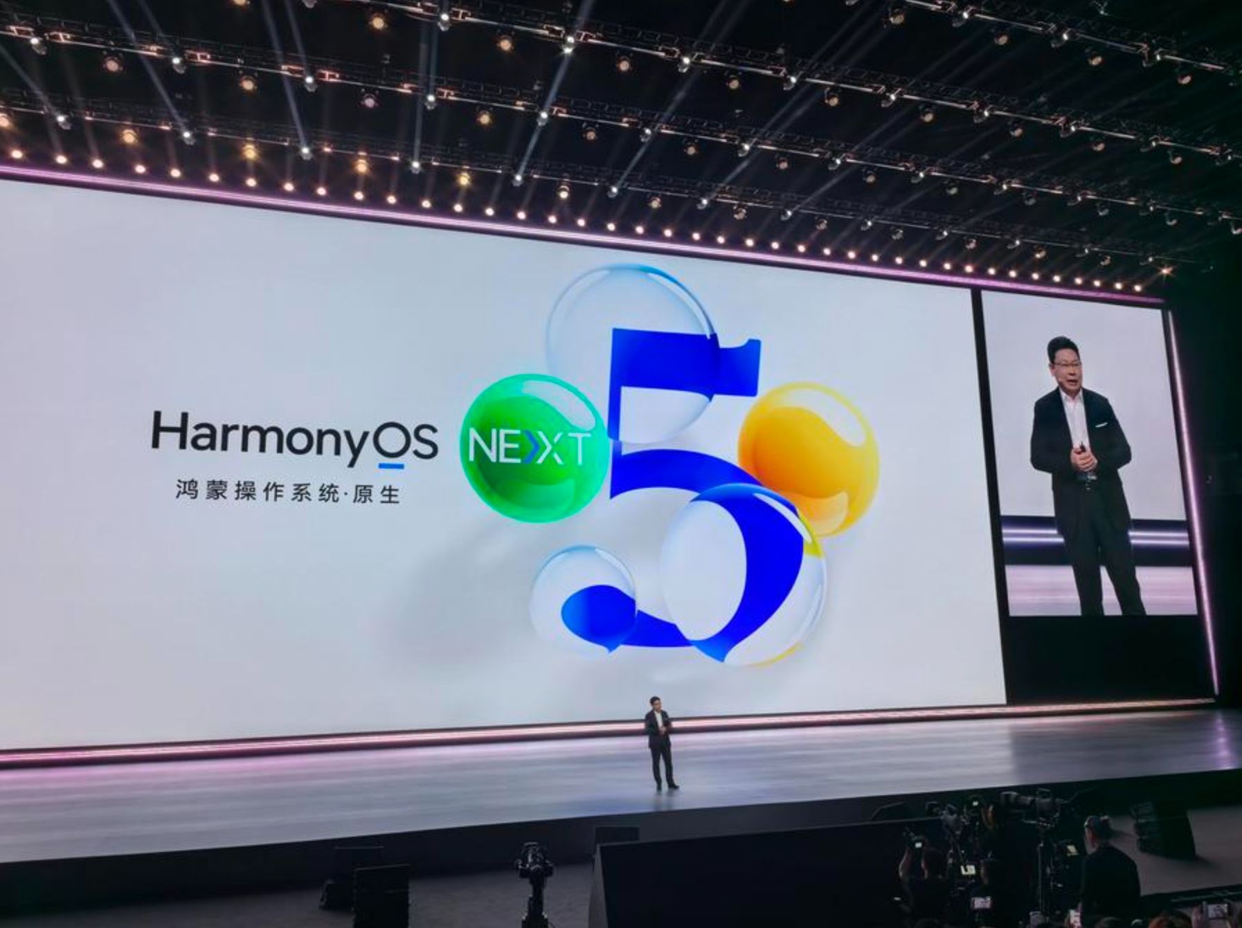 Yu Chengdong, director ejecutivo de Huawei, habla durante el evento de lanzamiento de HarmonyOS NEXT en Shenzhen, provincia de Guangdong, en el sur de China, el 22 de octubre de 2024. (Xinhua/Bai Yu)