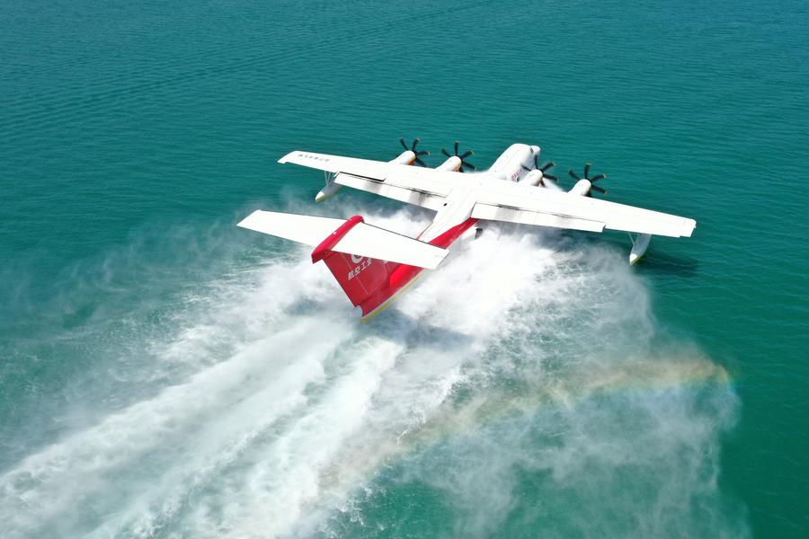 Imagen de archivo del 26 de abril de 2023 de un gran avión anfibio AG600 de China realizando una prueba de vuelo sobre el agua, en la ciudad de Jinmen de la provincia de Hubei, en el centro de China. (Xinhua)