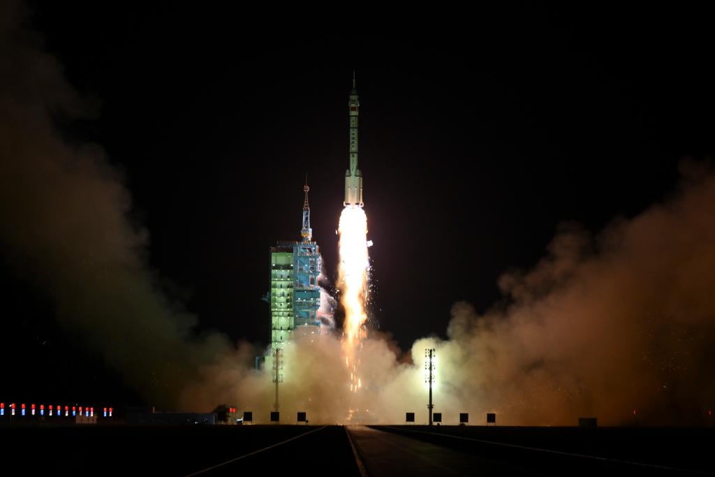 China lanza nave espacial tripulada Shenzhou-19