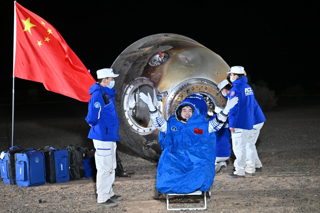 Todos los astronautas de misión Shenzhou-18 salen de cápsula de retorno