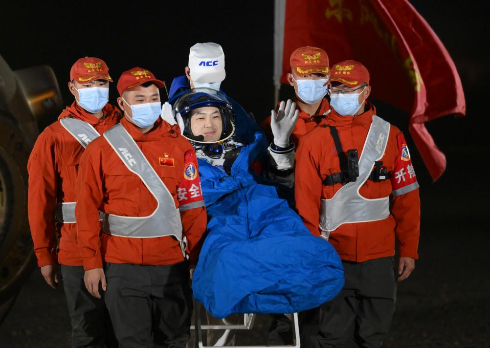 Todos los astronautas de misión Shenzhou-18 salen de cápsula de retorno