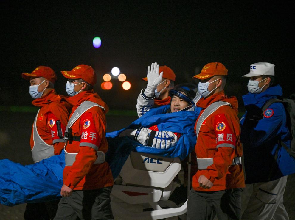 Todos los astronautas de misión Shenzhou-18 salen de cápsula de retorno