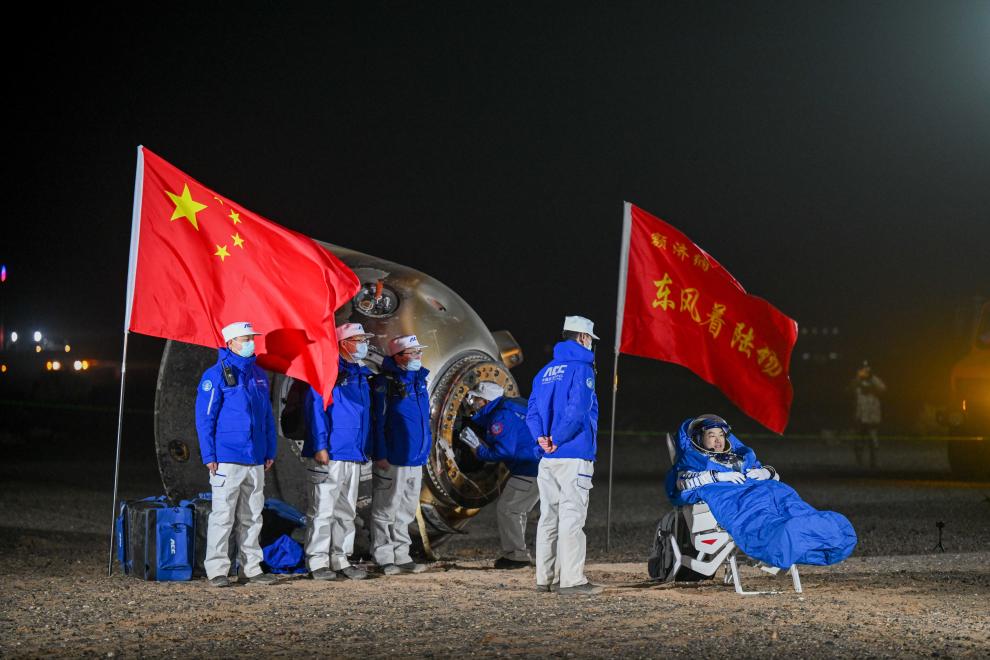 Todos los astronautas de misión Shenzhou-18 salen de cápsula de retorno