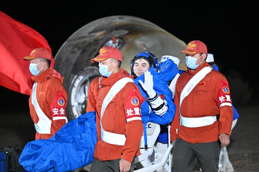 Todos los astronautas de misión Shenzhou-18 salen de cápsula de retorno