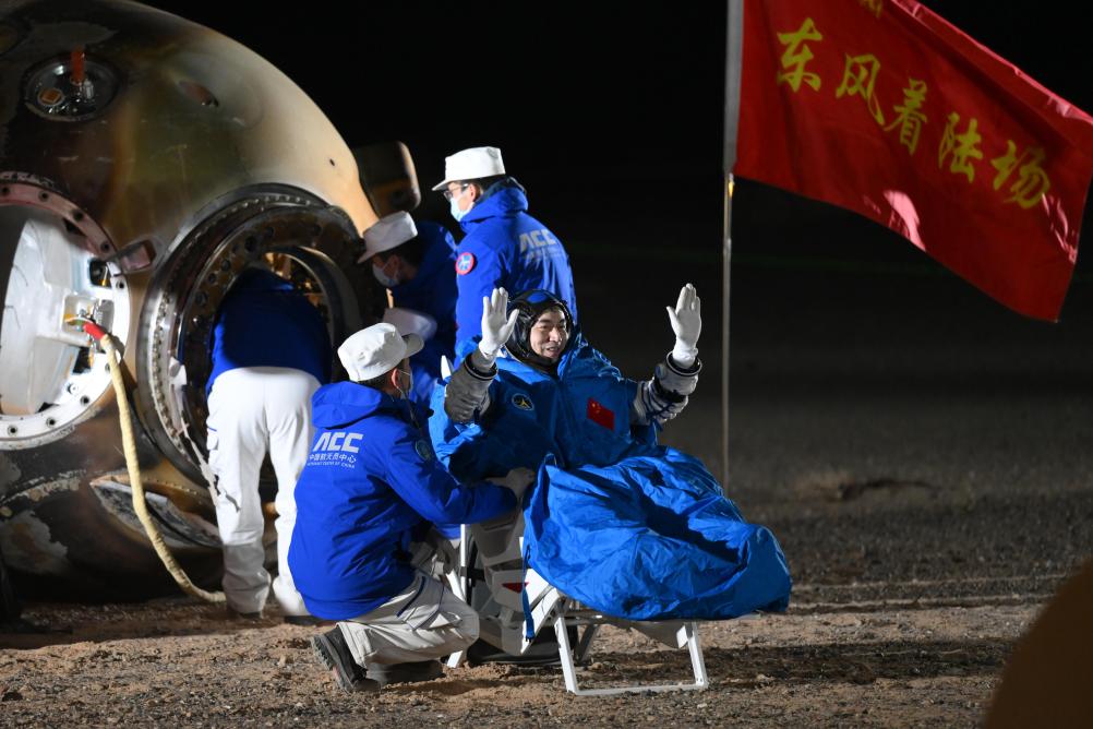 Astronautas chinos regresan a salvo a la Tierra tras intensa y alegre estadía espacial