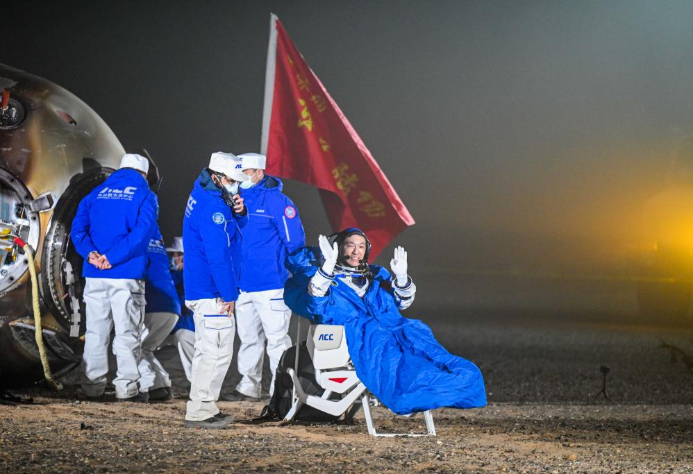 Astronautas chinos regresan a salvo a la Tierra tras intensa y alegre estadía espacial