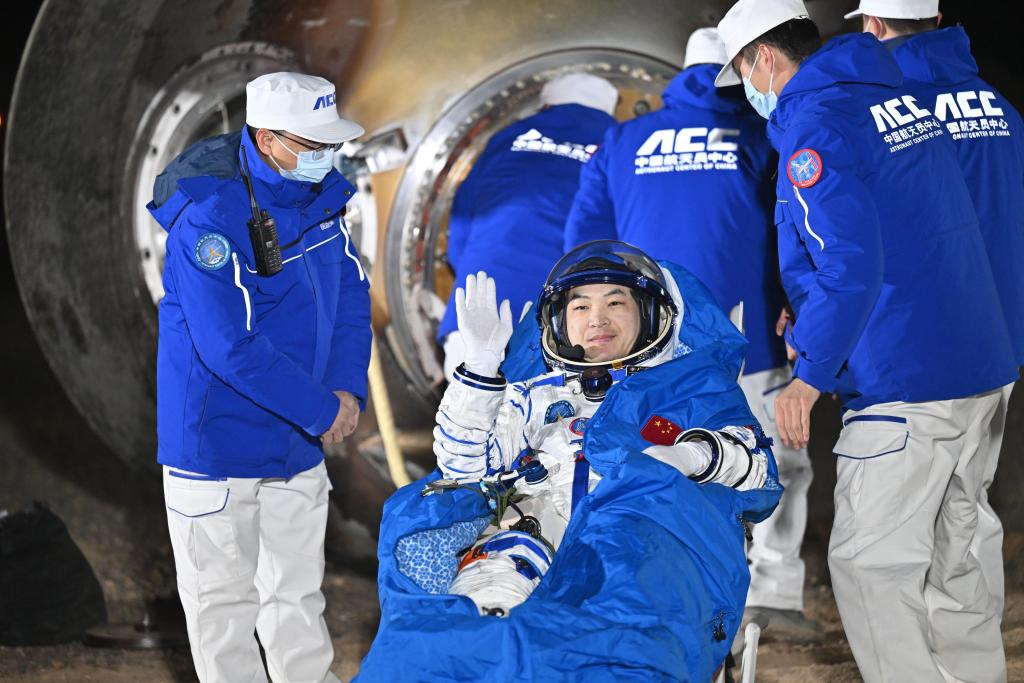 Astronautas chinos regresan a salvo a la Tierra tras intensa y alegre estadía espacial