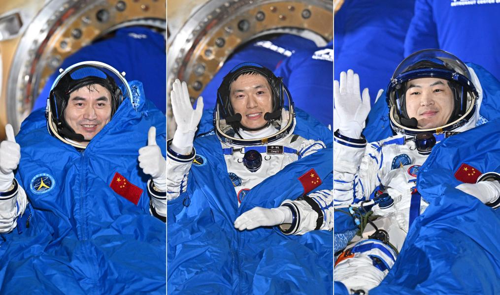 Imagen combinada de los astronautas Ye Guangfu (i), Li Cong (c), y Li Guangsu (d), saliendo de la cápsula de retorno de la nave espacial tripulada Shenzhou-18, en el sitio de aterrizaje de Dongfeng, en la región autónoma de Mongolia Interior, en el norte de China, el 4 de noviembre de 2024. Los tres astronautas se encuentran en buen estado físico y la misión resultó completamente exitosa, indicó la Agencia de Vuelos Espaciales Tripulados de China. (Xinhua/Li Xin)