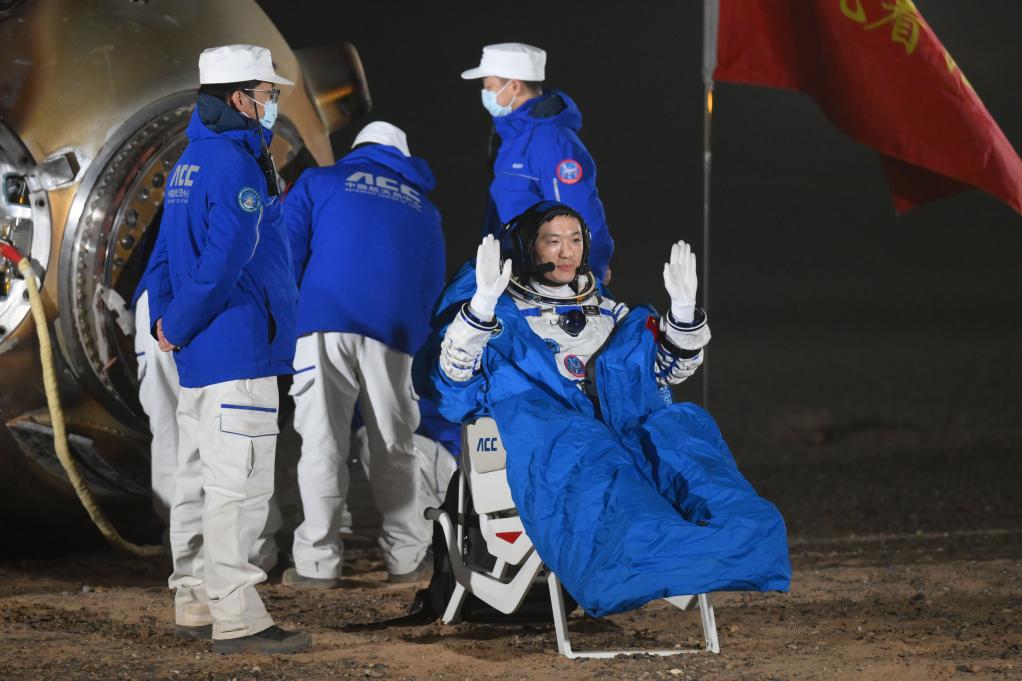 Astronautas chinos regresan a salvo a la Tierra tras intensa y alegre estadía espacial