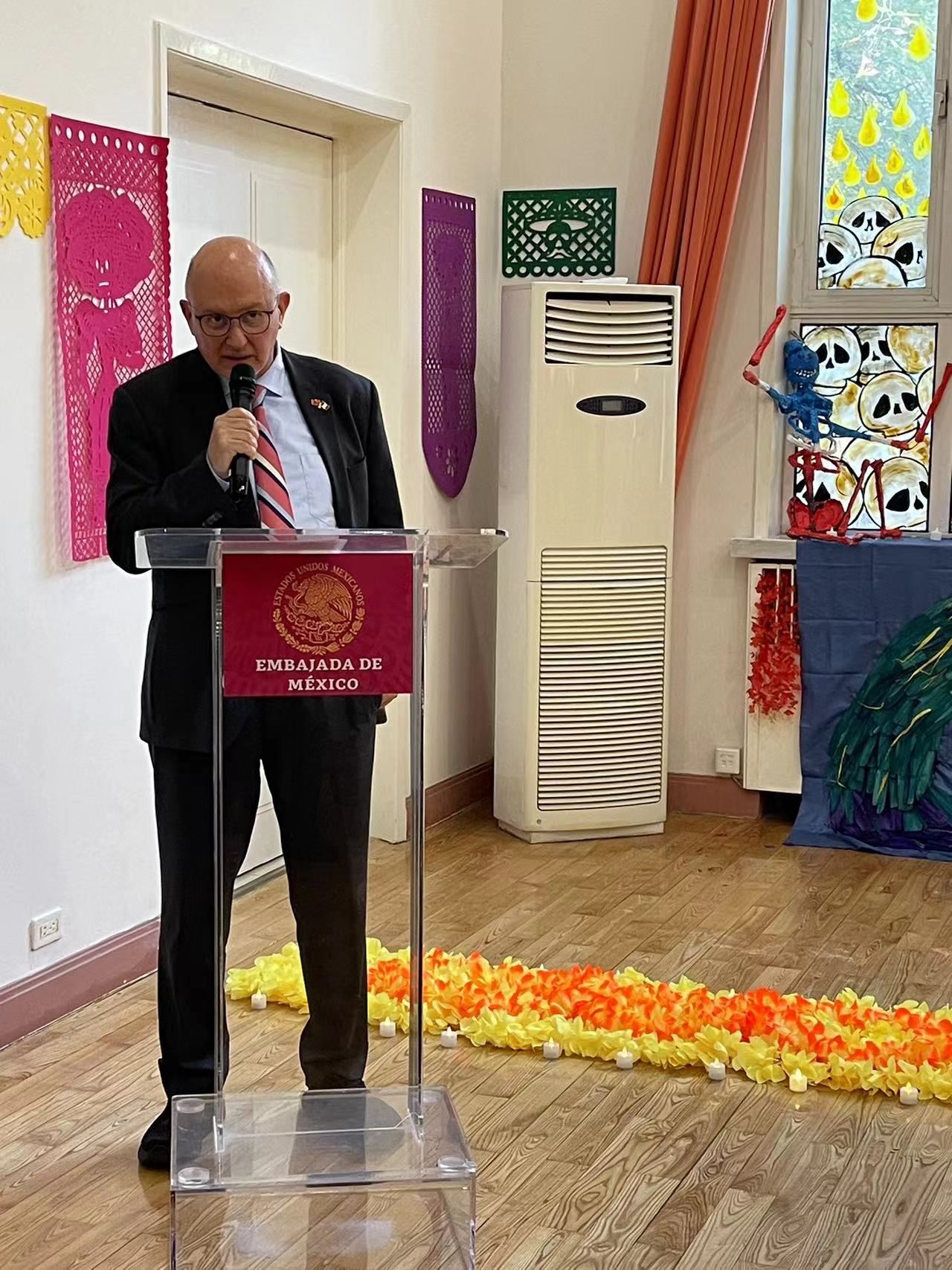 Enrique Escamilla, ministro y jefe de Cancillería de la Embajada de México en China, interviene durante la inauguración del altar por el Día de Muertos en la Embajada de México en China, Beijing, 1ro de noviembre del 2024. (Foto: YAC)