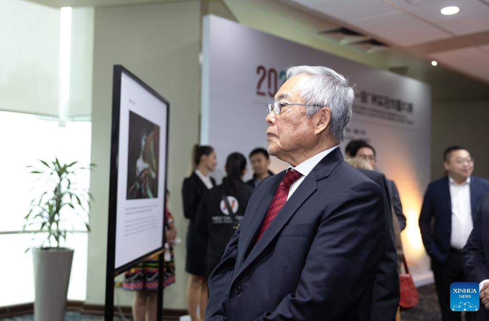 Un invitado asiste a la inauguración de la exposición de fotografías sobre Cooperación Pragmática en la Construcción Conjunta de la Franja y la Ruta entre América Latina y China, en Lima, Perú, el 8 de noviembre de 2024. La exposición fue inaugurada el viernes en la capital peruana, durante la celebración de la Reunión Anual sobre la Cooperación Pragmática en el Marco de la Iniciativa de la Franja y la Ruta entre Perú y China. (Xinhua/Li Mengxin)