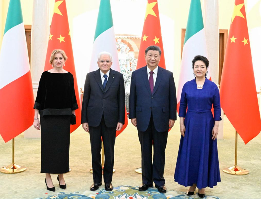 El presidente chino, Xi Jinping, y su esposa, Peng Liyuan, posan para una fotografía grupal con el presidente italiano, Sergio Mattarella, y su hija, Laura Mattarella, en Beijing, capital de China, el 8 de noviembre de 2024. Xi sostuvo conversaciones el viernes con Mattarella, quien se encuentra en China para una visita de Estado, en el Gran Palacio del Pueblo en Beijing. (Xinhua/Shen Hong)