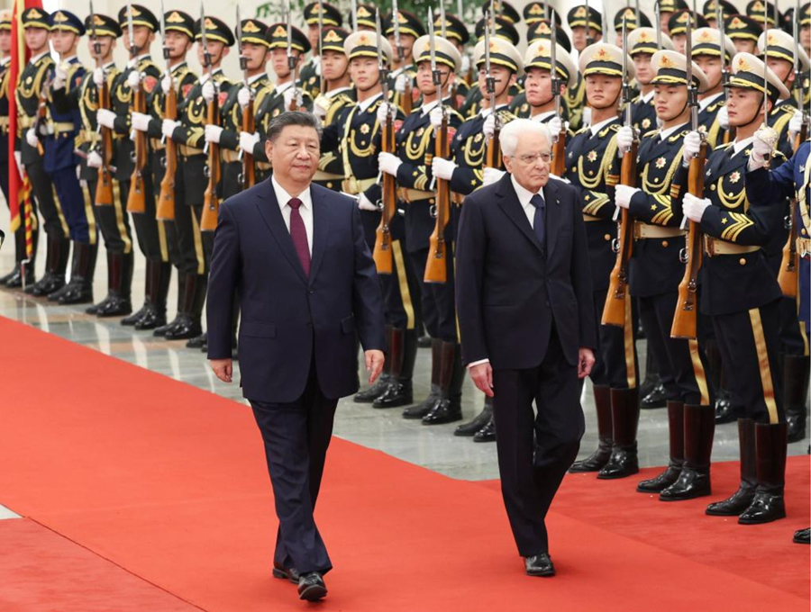 El presidente chino, Xi Jinping, sostiene una ceremonia de bienvenida para el presidente italiano, Sergio Mattarella, en el Salón Norte del Gran Palacio del Pueblo, en Beijing, capital de China, el 8 de noviembre de 2024. Xi sostuvo conversaciones el viernes con Mattarella, quien se encuentra en China para una visita de Estado, en el Gran Palacio del Pueblo en Beijing. (Xinhua/Ding Haitao)