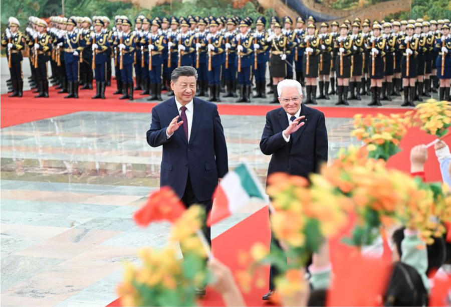 El presidente chino, Xi Jinping, sostiene una ceremonia de bienvenida para el presidente italiano, Sergio Mattarella, en el Salón Norte del Gran Palacio del Pueblo, en Beijing, capital de China, el 8 de noviembre de 2024. Xi sostuvo conversaciones el viernes con Mattarella, quien se encuentra en China para una visita de Estado, en el Gran Palacio del Pueblo en Beijing. (Xinhua/Yin Bogu)