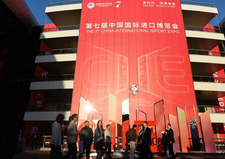 Personas visitan la VII Exposición Internacional de Importaciones de China (CIIE) en el Centro Nacional de Exposiciones y Convenciones (Shanghai), en Shanghai, en el este de China, el 5 de noviembre de 2024. (Xinhua/Xu Liang)