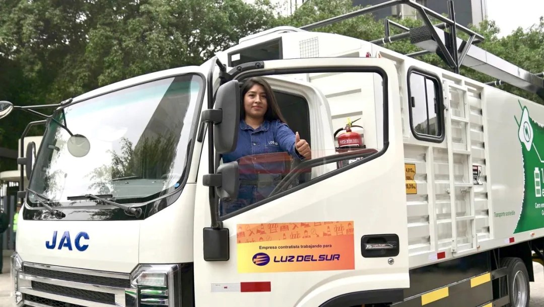 Recientemente, en Lima, la capital de Perú, 12 camiones pesados totalmente eléctricos de fabricación china fueron entregados con éxito a Yangtze Power – Luz del Sur. La imagen muestra a los lugare?os elogiando los camiones pesados totalmente eléctricos de fabricación china. Fuente de la imagen: Cuenta de Wechat de China Three Gorges Corporation