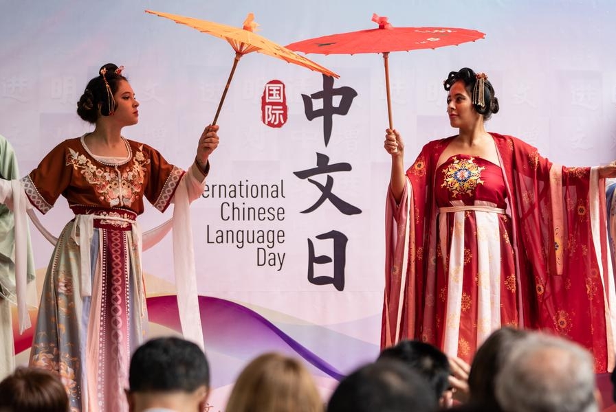 Imagen del 19 de abril de 2023 de mujeres mostrando hanfu, un tipo de vestimenta tradicional del grupo étnico han en China, durante un evento para celebrar el próximo Día de la Lengua China de la ONU, en Río de Janeiro, Brasil. (Xinhua/Wang Tiancong)