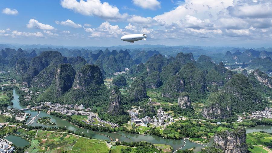 Esta foto muestra el primer dirigible civil tripulado desarrollado de forma autónoma por China, el AS700, durante un vuelo de demostración en el distrito de Yangshuo en Guilin, en la región autónoma de la etnia zhuang de Guangxi, sur de China, el 14 de septiembre de 2024. (Xinhua/Cortesía)