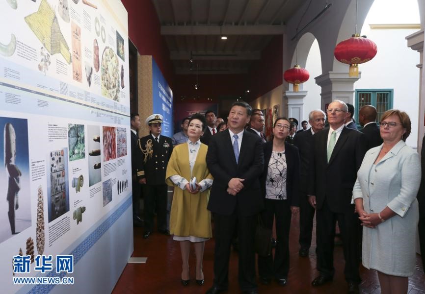 El 21 de noviembre de 2016, hora local, el Presidente Xi Jinping y su esposa Sra. Peng Liyuan asistieron junto con el Presidente Pedro Pablo Kuczynski de Perú y su esposa la Sra. Nancy Lange a la ceremonia de clausura del A?o de Intercambio Cultural China-América Latina en Lima y visitaron la exposición "La Larga Distancia no Separa a íntimos Amigos-Tesoros de China". (Foto de Xinhua/Lan Hongguang)