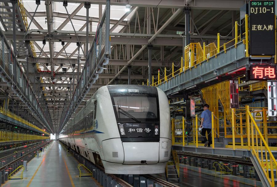 Un tren bala es visto en la base de mantenimiento de trenes de alta velocidad de Tianfu, en la Nueva Area de Tianfu de Chengdu, en la provincia de Sichuan, en el suroeste de China, el 14 de junio de 2024. (Xinhua/Jiang Hongjing) 