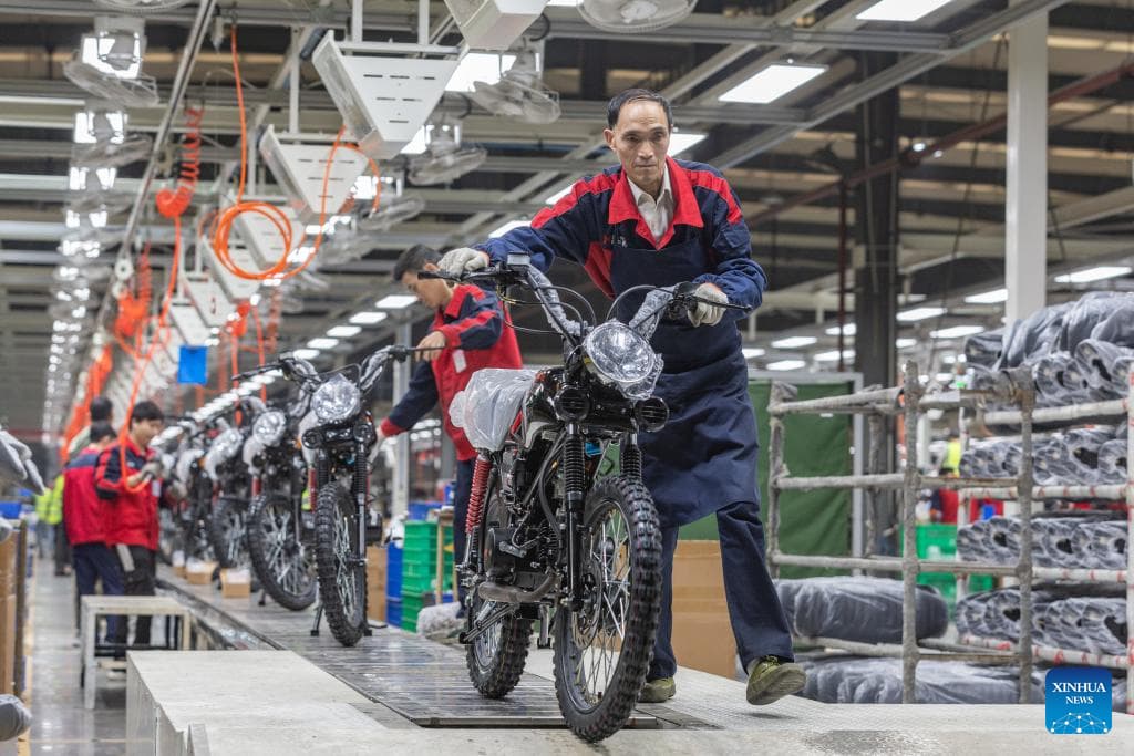 El personal trabaja en una línea de montaje en Chongqing Shineray Motorcycle Co., Ltd. en Chongqing, suroeste de China, el 13 de noviembre de 2024. (Xinhua/Huang Wei)