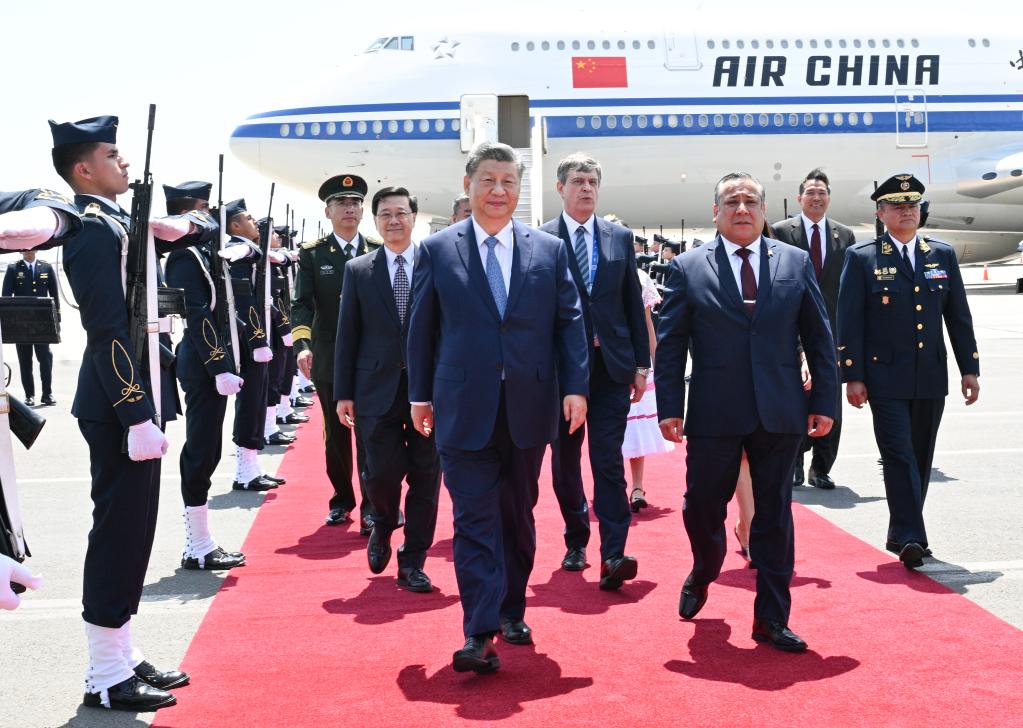 Xi llega a Lima para realizar visita de Estado a Perú y asistir a reunión de APEC