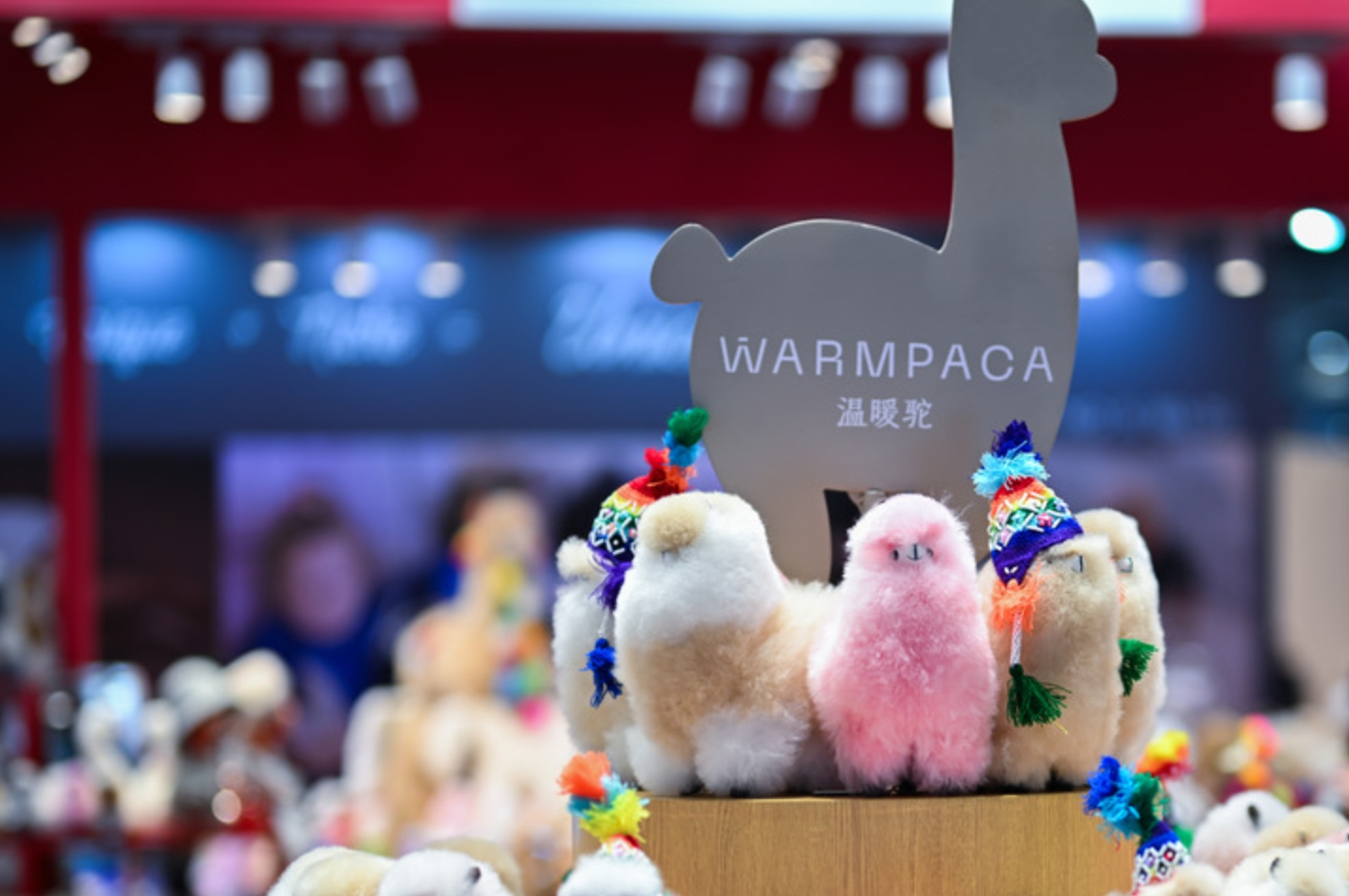 Mu?ecos de alpaca de la marca peruana Warmpaca exhibidos en la séptima Exposición Internacional de Importaciones de China en Shanghai, este de China, el 5 de noviembre 2024. (Xinhua/Xin Yuewei)