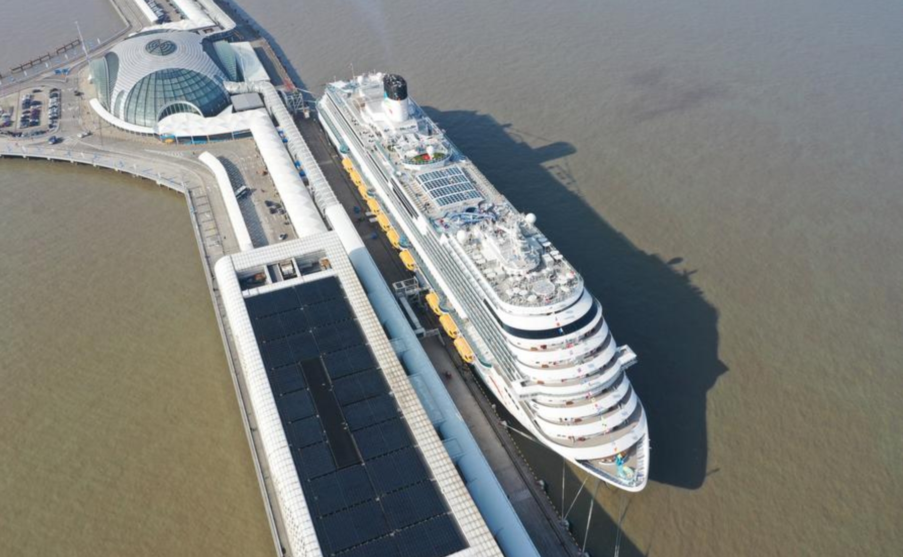 Vista aérea panorámica del gran crucero Adora Magic City en la Terminal Internacional de Cruceros Wusongkou de Shanghai, en el este de China, el 1 de enero de 2024 (Xinhua/Ding Ting)