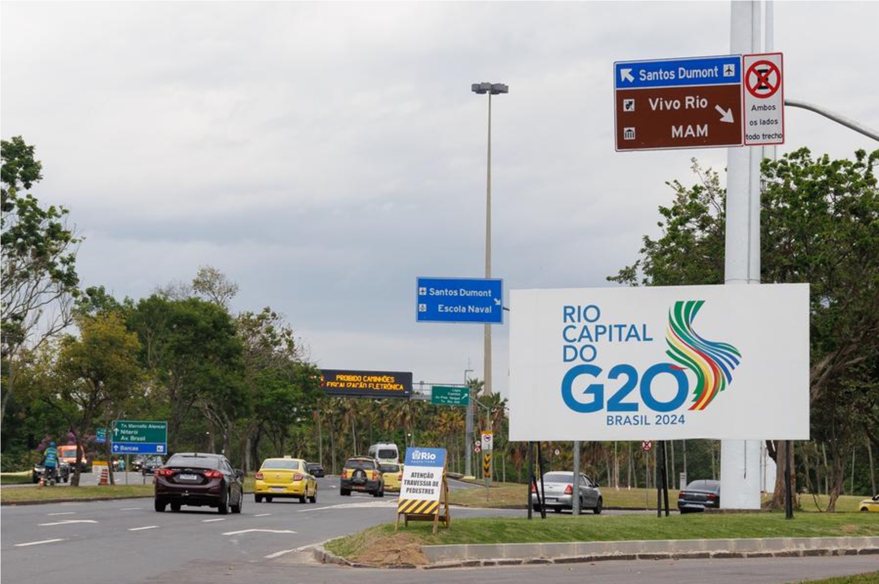 Imagen del 8 de noviembre de 2024 de un cartel que anuncia la Cumbre de Líderes del Grupo de los Veinte (G20), en Río de Janeiro, Brasil. (Xinhua/Claudia Martini)