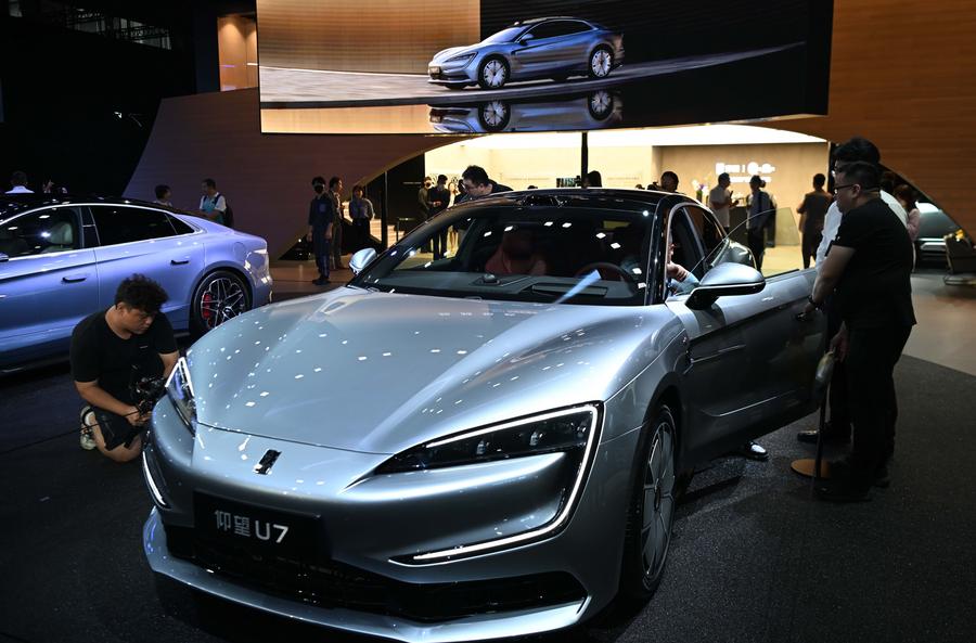 Esta foto muestra el modelo Yangwang U7 de BYD en la 22a Exposición Internacional de Automóviles de Guangzhou, capital de la provincia meridional china de Guangdong, el 15 de noviembre de 2024. (Xinhua/Deng Hua)