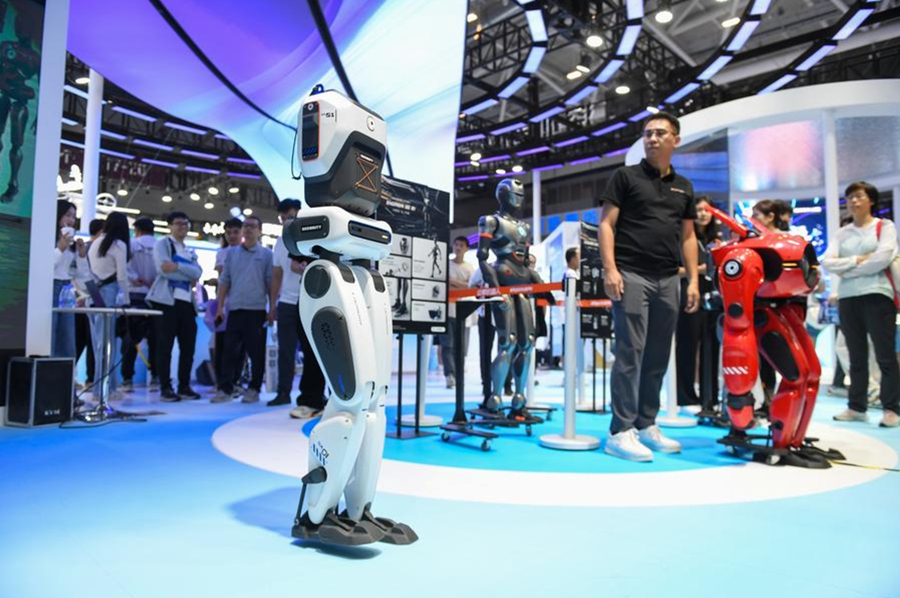 Imagen del 14 de noviembre de 2024 de un robot demostrando su capacidad para caminar en la 26a Feria de Alta Tecnología de China (CHTF, siglas en inglés), en Shenzhen, en la provincia de Guangdong, en el sur de China. (Xinhua/Mao Siqian)