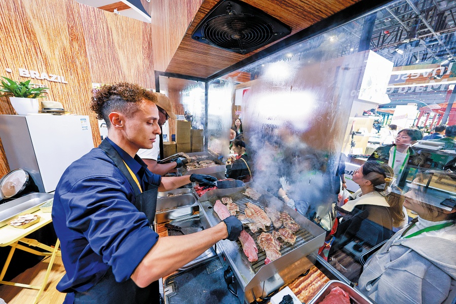 Chef brasile?o sirve carne de res a la parrilla durante la 7a Exposición Internacional de Importaciones de China en Shanghai, 9 de noviembre del 2024. (Foto: Jia Yianyong/ Servicios de Noticias de China)